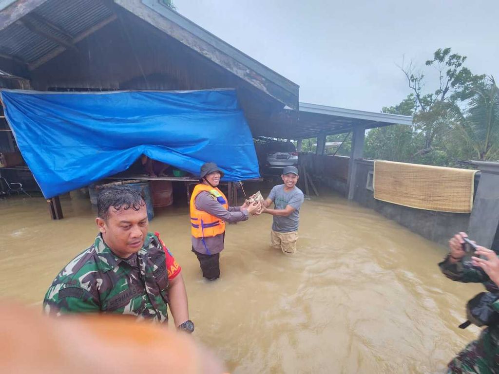 Ilustrasi. Tim gabungan dari pemerintah Provinsi Kalteng memberikan bantuan kepada warga terdampak banjir di Kapuas Tengah, Kabupaten Kapuas, Kalteng, Sabtu (1/4/2023).