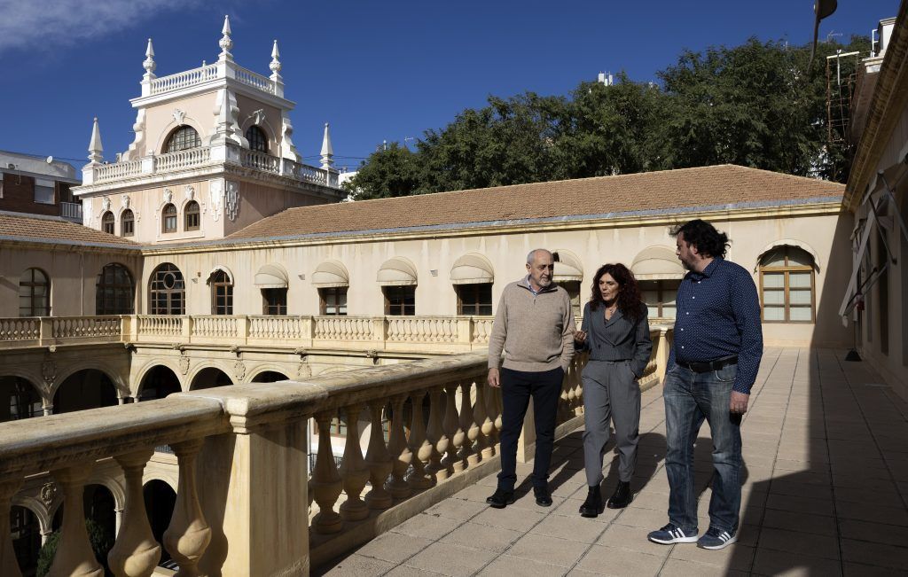 Teresa Vicente (center) chats with several colleagues at the University of Murcia, Spain.