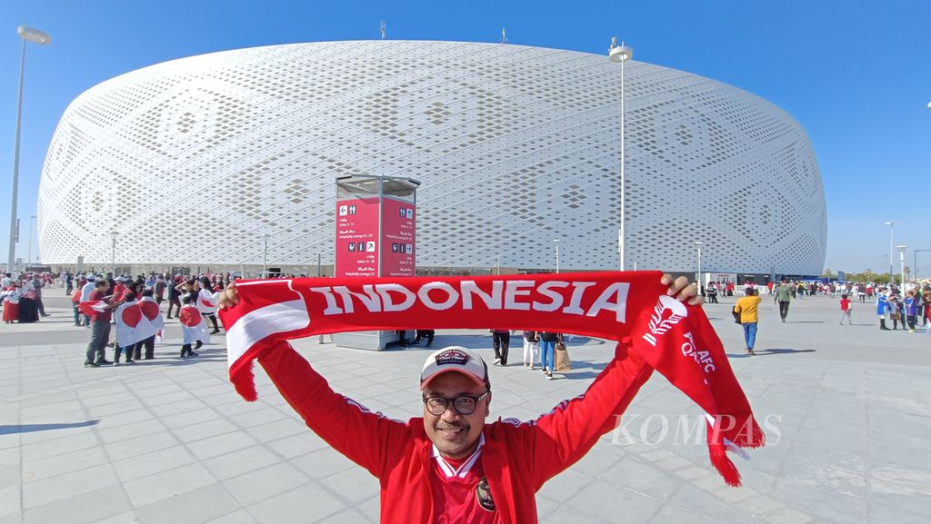 Pendukung tim Indonesia berpose di depan Stadion Al Thumama, Qatar, menjelang pertandingan fase Grup D Piala Asia 2023 antara Indonesia dan Jepang, Rabu (24/1/2024). 