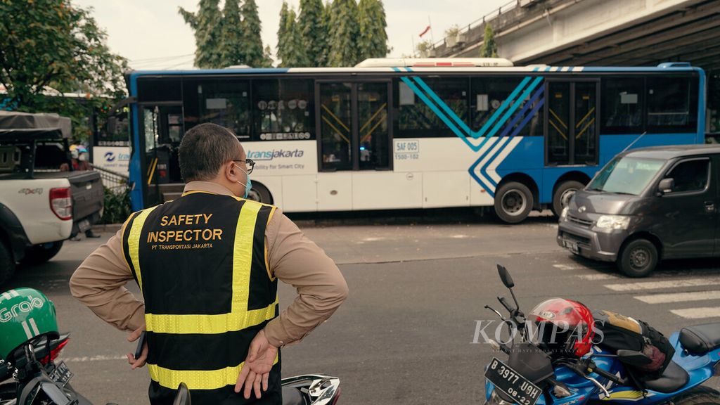 Petugas inspeksi keamanan mengamati bus Transjakarta dengan nomor polisi B 7091 PGA yang mengalami kecelakaan tunggal di Jalan I Gusti Ngurah Rai, Duren Sawit, Jakarta Timur, Jumat (11/2/2022). Kecelakaan yang terjadi di dekat Halte Bus Transjakarta Raden Inten itu tidak mengakibatkan korban jiwa. Sopir bus yang tengah mengangkut lima penumpang tersebut diduga hilang kendali hingga menabrak median jalan. Tercatat ada 508 kecelakaan bus Transjakarta pada 2021 atau rata-rata 43 kali per bulan. 