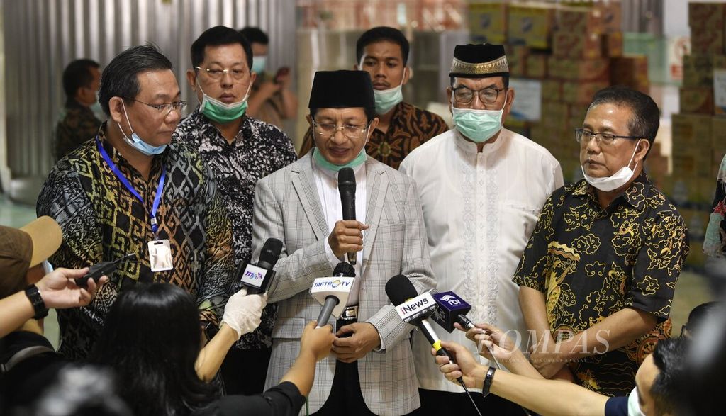 Imam Besar Masjid Istiqlal Nasaruddin Umar (tengah) memberikan keterangan setelah secara simbolis menerima bantuan Tahir Foundation dan Mayapada Group dalam penanganan pandemi Covid-19 untuk warga DKI Jakarta yang diserahkah Komisaris Mayapada Group Hendra (kiri) di Jakarta, Jumat (27/3/2020). 