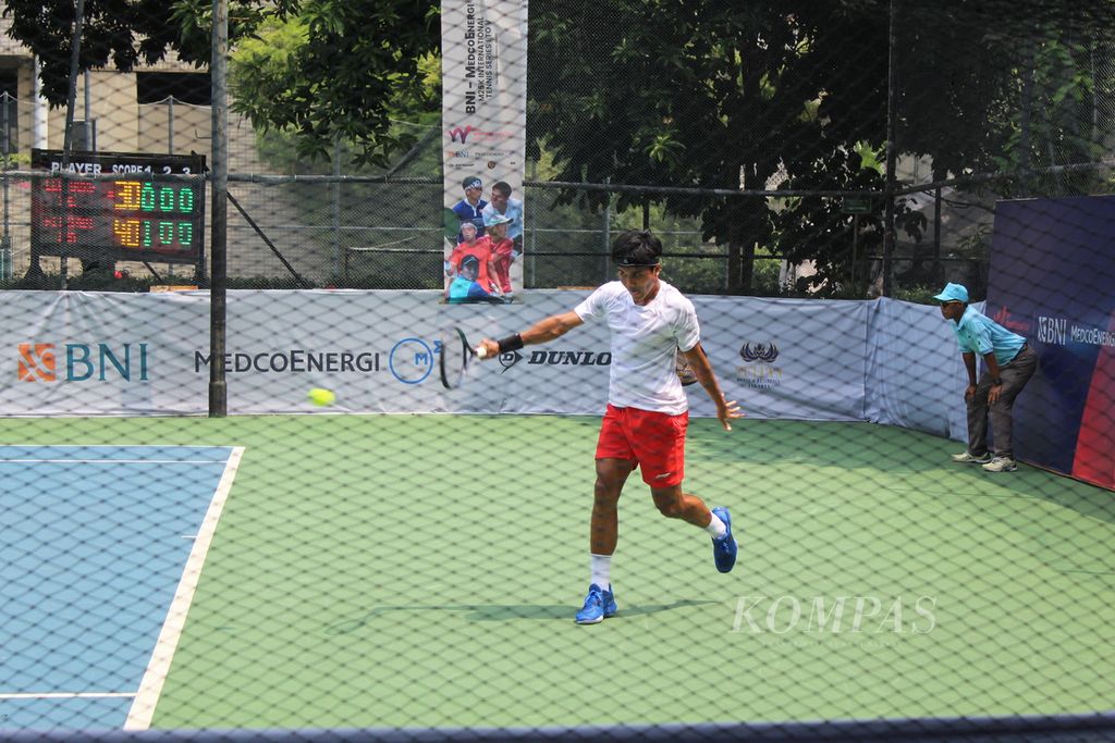 Petenis andalan Indonesia, Muhammad Rifqi Fitriadi, mengembalikan bola dari pukulan lawan tandingnya, Leo Borg, dalam turnamen MedcoEnergi International Tennis M25K di Jakarta, Kamis (27/4/2023). 