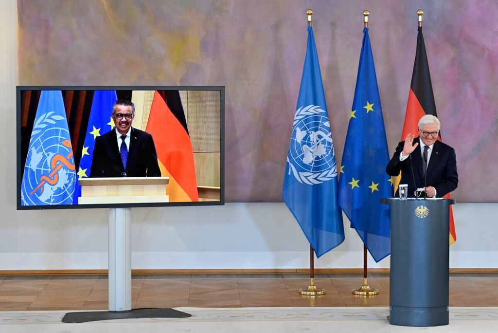 German President Frank-Walter Steinmeier waves goodbye following a press conference with Tedros Adhanom Ghebreyesus, Director General of the World Health Organization (WHO), seen on screen via video conference, after talks on the Covax global Covid-19 vaccination programme, at the presidential Bellevue Palace in Berlin on February 22, 2021, amid the coronavirus (Covid-19) pandemic. – Germany is donating an additional 1.5 billion euros (USD 1.8 billion) to boost the rollout of vaccines in the world’s poorest countries, Germany’s finance minister said Friday, February 19, 2021, increasing an earlier contribution of 600 million euros. 