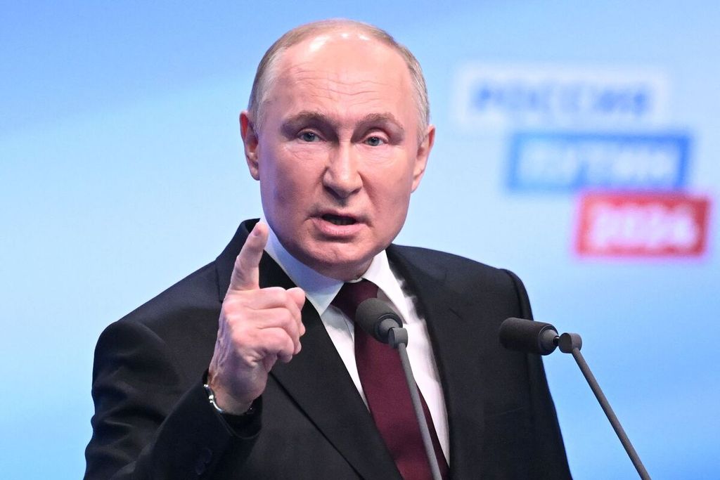 Presiden Rusia Vladimir Putin tengah berbicara kepada media di markas kampanyenya di Moskwa, Senin (18/3/2024).  