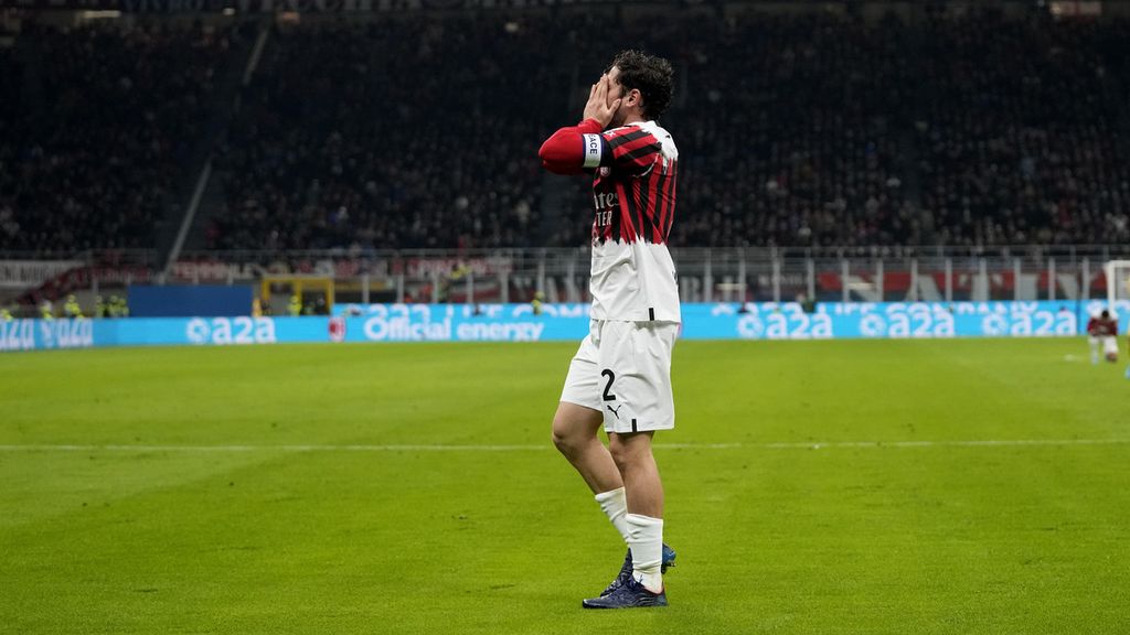 Ekepresi kekecewaan pemain AC Milan, Davide Calabria, setelah wasit meniup peluit panjang tanda berakhirnya laga Liga Italia versus Bologna di Stadion San Siro, Milan, Italia, Selasa (5/4/2022) dini hari WIB. Laga itu berakhir imbang, 0-0.