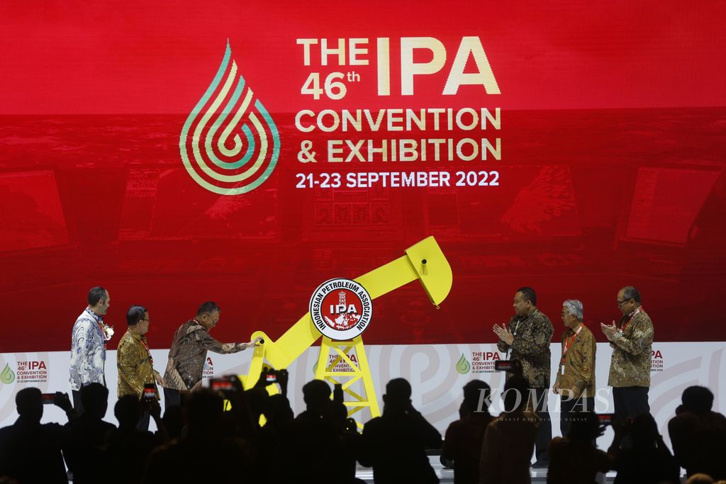 Secara simbolis Menteri ESDM Arifin Tasrif (ketiga dari kiri) membuka acara tahunan Pameran dan Konvensi Indonesian Petroleum Association (IPA) di Jakarta Convention Center, Senayan, Jakarta, Rabu (21/9/2022). Acara yang telah terselenggara untuk ke-46 kalinya ini akan berlangsung hingga 23 September dan diadakan secara daring dan luring.