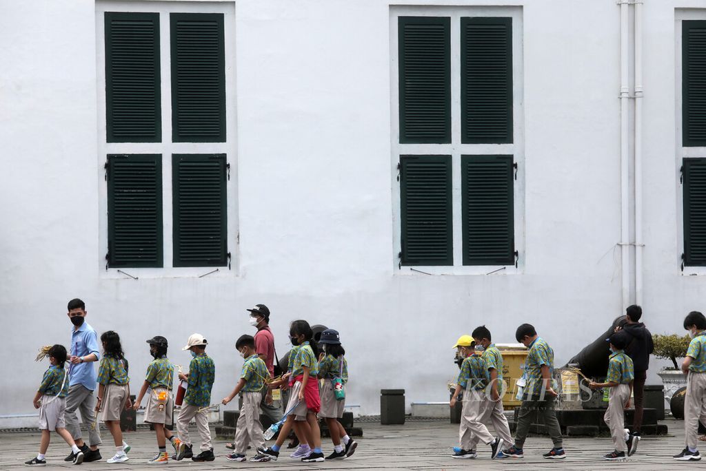 Serombongan siswa sekolah berjalan di lapangan Fatahilah di kawasan Kota Tua, Jakarta Barat, Rabu (22/2/2023). Kawasan Kota Tua merupakan salah satu tujuan utama destinasi wisata edukasi bagi warga Jabodetabek hingga luar kota.