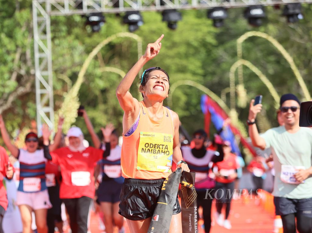Aksi selebrasi pelari nasional putri, Odekta Elvina Naibaho, saat finis di Borobudur Marathon 2023 Powered By Bank Jateng di Taman Lumbini, Borobudur, Jawa Tengah, Minggu (19/11/2023). Odekta finis ketiga di nomor Marathon Overall Putri.