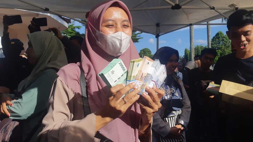 Masyarakat antusias menukarkan uang baru di area Heterospace Banyumas, di Purwokerto, Kabupaten Banyumas, Jawa Tengah, Selasa (11/4/2023). Bank Indonesia Purwokerto menyiapkan uang baru hingga Rp 3,9 triliun.