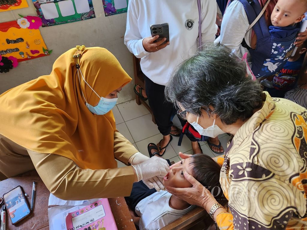 Seorang anak tengah menerima imunisasi polio di Desa Tanjungsari, Kecamatan Manisrenggo, Kabupaten Klaten, Jawa Tengah, Senin (15/1/2024). 