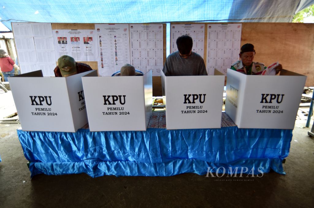 Suasana pemungutan suara Pemilu 2024 di TPS 30 RT 030 RW 007 Kelurahan 35 Ilir, Kecamatan Ilir Barat 2, Palembang, Sumatera Selatan, Rabu (14/2/2024). 