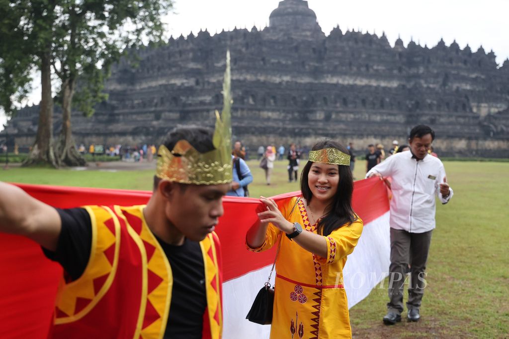 Bendera Merah Putih sepanjang 1.000 meter dibentangkan mengelilingi Candi Borobudur dan dikirab menuju Balkondes Kembanglimus di Kecamatan Borobudur, Kabupaten Magelang, Jawa Tengah, Rabu (1/6/2022). Kegiatan ini digelar untuk memperingati Hari Kelahiran Pancasila sekaligus meningkatkan semangat kebangsaan masyarakat di kawasan Borobudur.