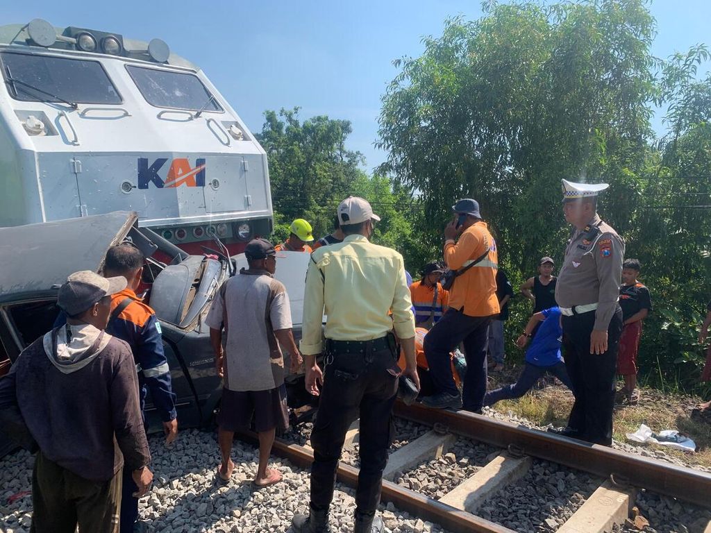 The condition of the accident between Pandalungan Train and a minibus at JPL 146 Kilometer 70+8/9, Patuguran Village, Rejoso District, Pasuruan Regency, on Tuesday morning (7/5/2024).