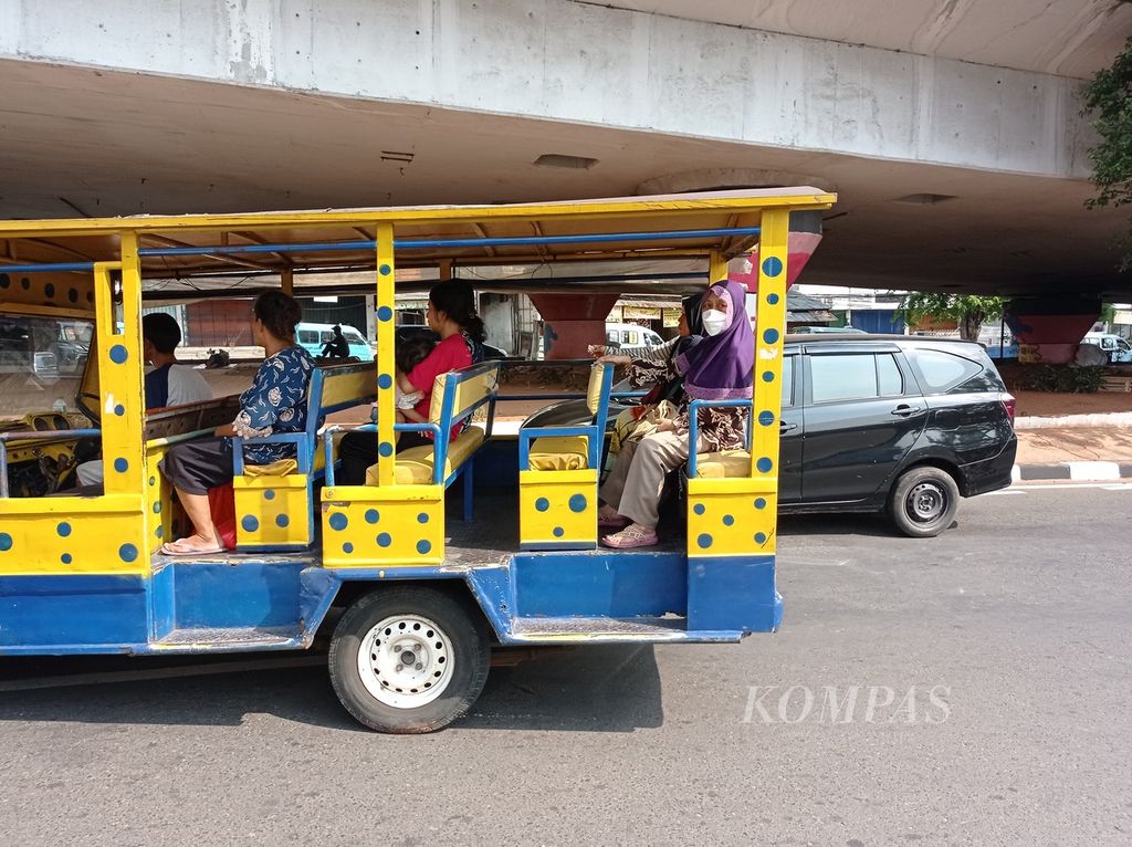 Penumpang odong-odong rute Kampung Pulo-Rusun Jatinegara Barat, Kecamatan Jatinegara, Jakarta Timur, Minggu (31/7/2022).