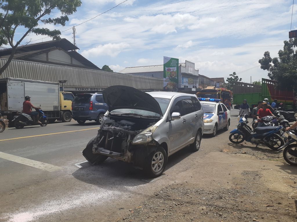 Sebuah mobil Avanza ringsek setelah tertabrak truk tanpa muatan di Cilongok, Banyumas, Jawa Tengah, Rabu (8/12/2021). Satu orang tewas dalam kecelakaan beruntun ini.