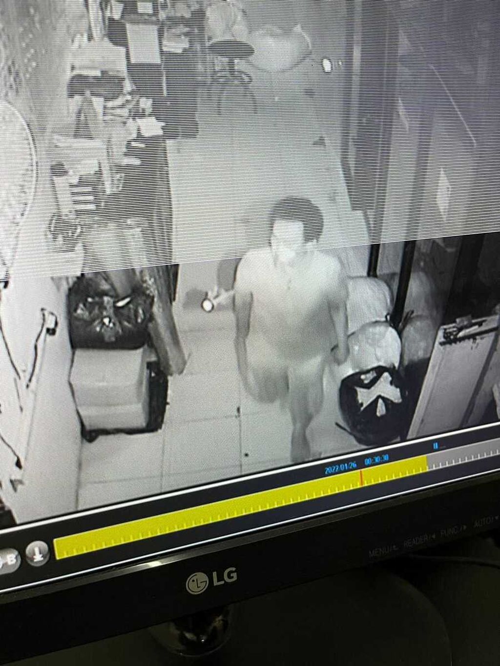 JS tertangkap kamera pemantau CCTV di dalam sebuah toko di Pasar Pagi Roa Malaka, Jakarta Barat.