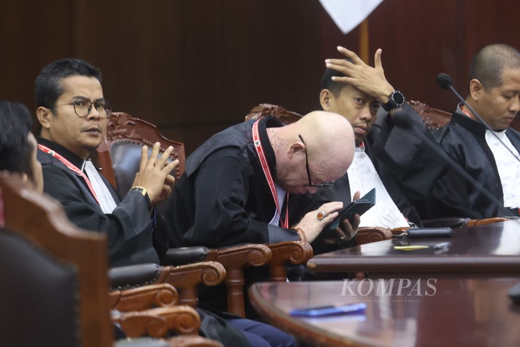 Tim pengacara pemohon mengikuti sidang pembacaan putusan perselisihan hasil pemilihan umum di Gedung Mahkamah Konstitusi, Jakarta, Kamis (6/6/2024).