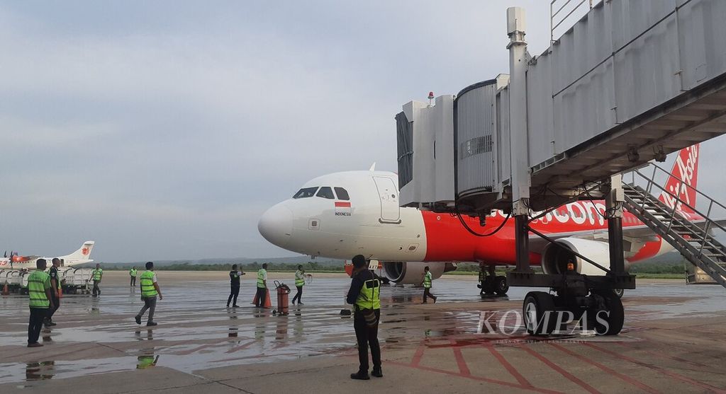 Suasana di pelataran pesawat Bandara El Tari, Kupang, Nusa Tenggara Timur, menyambut kedatangan pesawat Indonesia AirAsia penerbangan langsung perdana dari Bali, Sabtu (16/12/2023).