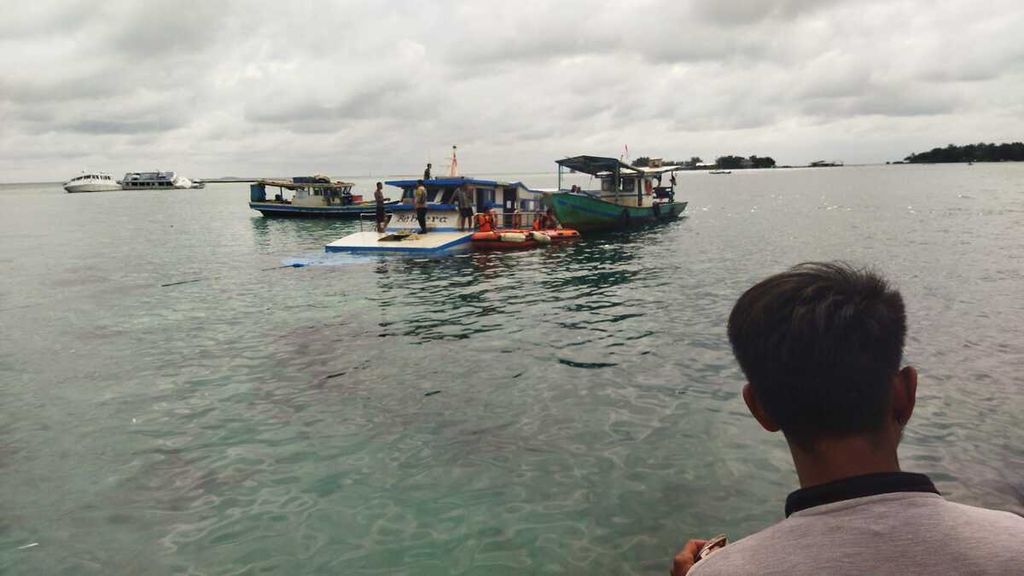 Proses evakuasi Kapal Motor Bahtera II pengangkut pangan bersubsidi atau KJP Pangan yang nyaris tenggelam di perairan bagian selatan Pulau Gosong Sekati, Kepulauan Seribu, Jakarta, Rabu (22/2/2023) pagi.