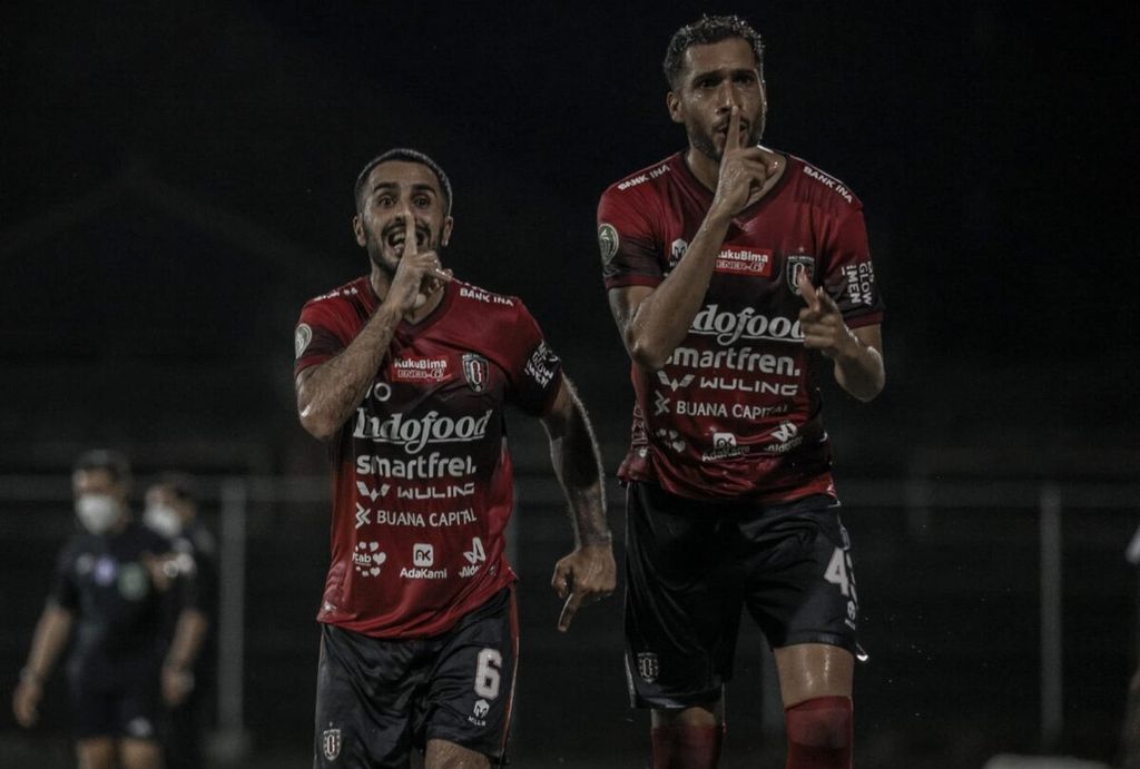 Pemain Bali United, yakni, Brwa Hekmat Nouri (kiri) bersama Willian Silva Costa Pachecho (kanan), merayakan gol ketika Bali United menjamu Arema FC dalam laga lanjutan BRI Liga 1 2021/2022 di Stadion I Gusti Ngurah Rai, Kota Denpasar, Selasa (15/3/2022). 