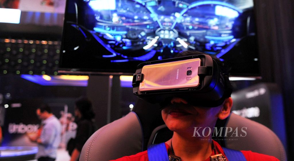 Pengunjung mencoba fitur Gear Virtual Reality saat peluncuran seri telepon pintar Samsung Galaxy S8 dan S8+ untuk pasar Indonesia di Jakarta, Selasa (2/5). Produk telepon pintar premium tersebut dilengkapi dengan sejumlah fitur baru, antara lain fitur keamanan dengan kombinasi teknologi biometrik.