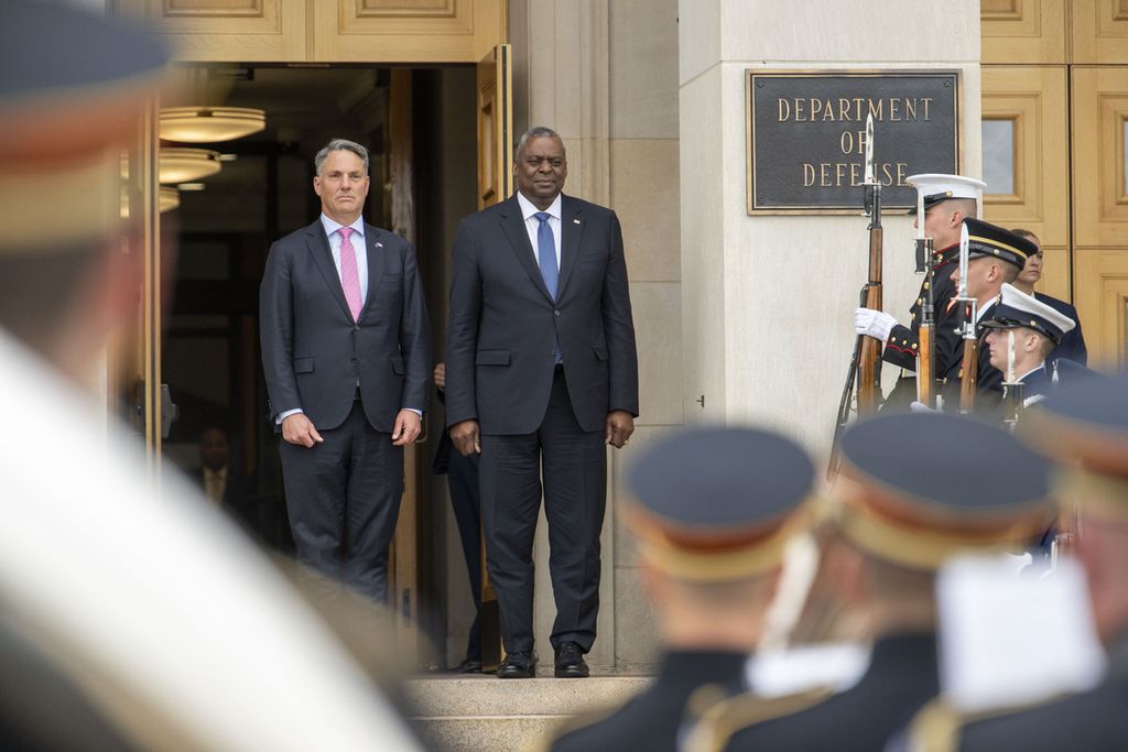 The United States Secretary of Defense, Lloyd Austin (right), welcomed his counterpart, the Deputy Prime Minister and Defense Minister of Australia, Richard Marles, at the Pentagon in Washington on Tuesday (31/10/2023).