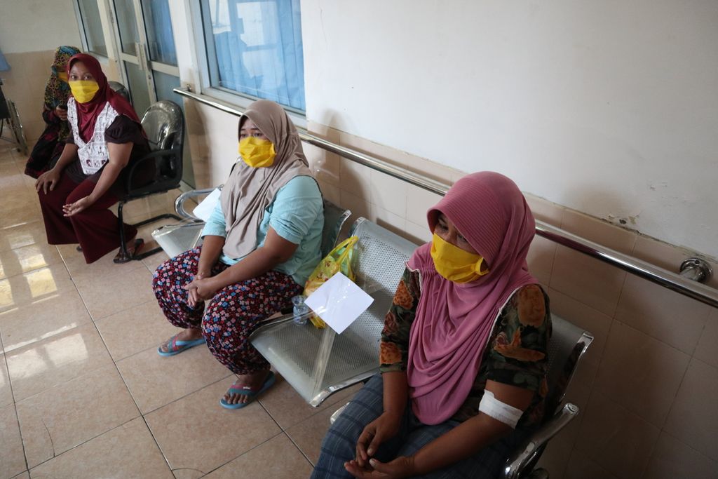 Warga beristirahat setelah pemasangan implan keluarga berencana di Puskesmas Pondoh, Kecamatan Juntinyuat, Kabupaten Indramayu, Jawa Barat, Senin (29/6/2020). 