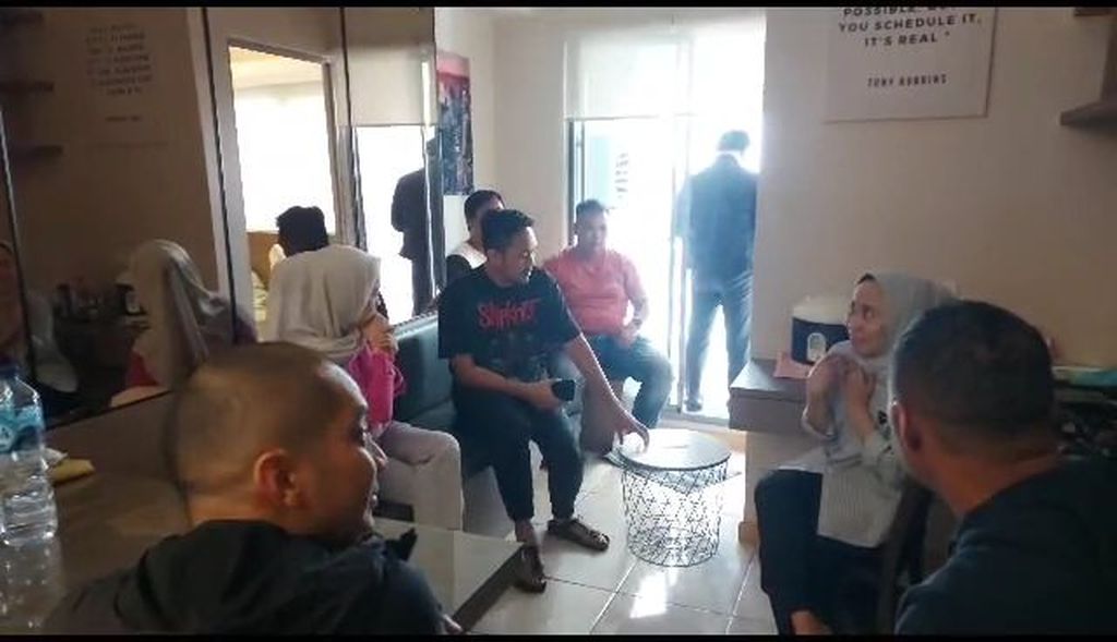 Tim Subdirektorat Reserse Mobile (Resmob) Direktorat Reserse Kriminal Umum Polda Metro Jaya membekuk kembar Rihana dan Rihani di sebuah apartemen di bilangan Serpong, Tangerang, Banten, Selasa (4/7/2023). 