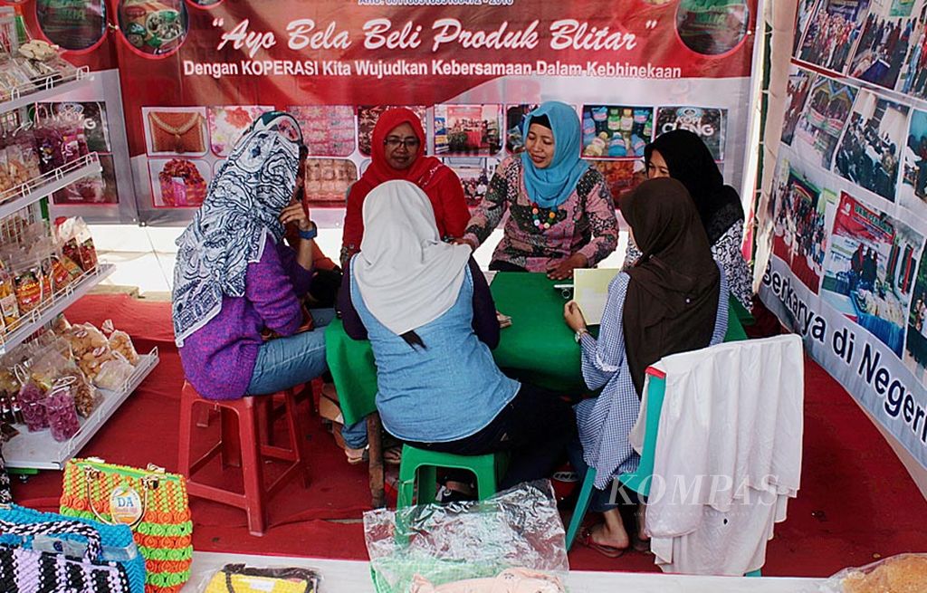 Anggota  Perkumpulan Tenaga Kerja Indonesia Purna (Pertakina) Kabupaten Blitar, Jawa Timur, Jumat (18/8), berkumpul di salah satu  pameran produk mereka. Pertakina merupakan komunitas pendampingan bagi TKI, purna-TKI, dan keluarga TKI.