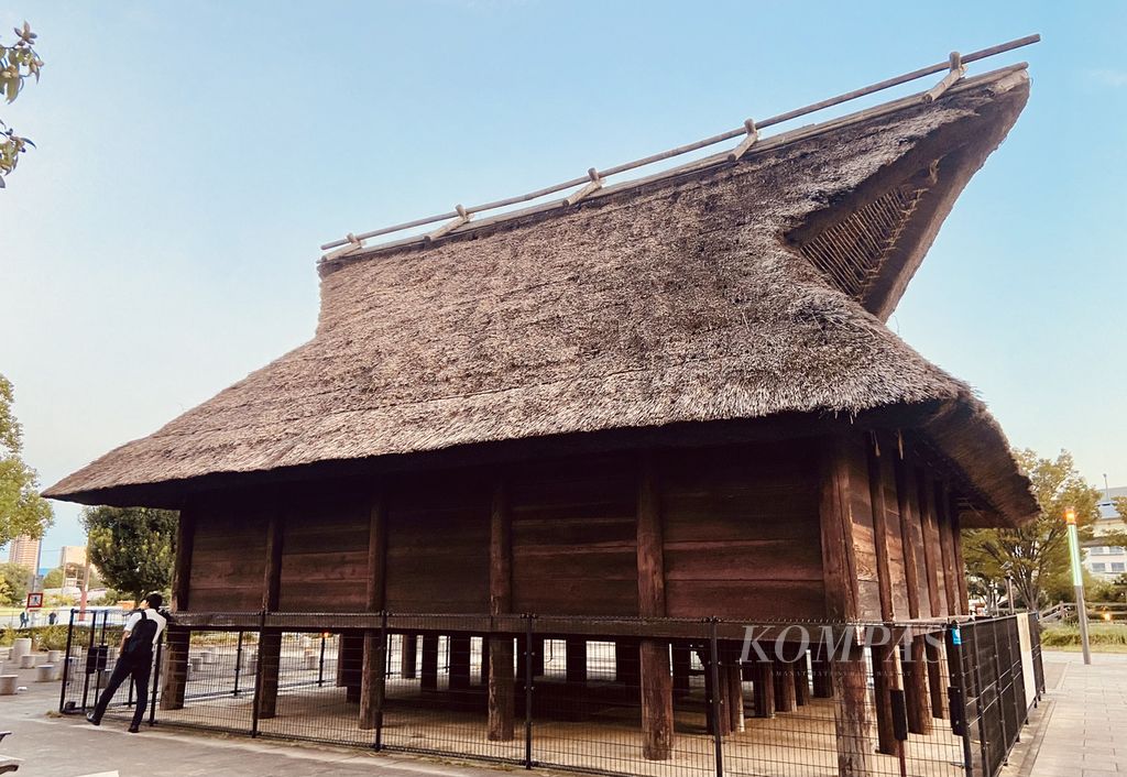 Tiruan lumbung sekaligus gudang serbaguna di desa-desa Jepang masa lalu dipajang di salah satu sudut Osaka, seperti terlihat pada 2 Oktober 2023. Jepang menjadikan bangunan kuno dan replika bangunan kuno sebagai salah satu cara mempertahankan sejarah dan budaya. Aneka bangunan itu juga menjadi obyek wisata Jepang.
