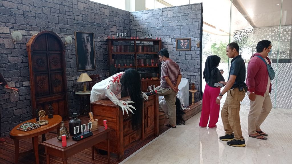 Salah satu sudut pameran Dendam Hotel Palmerah, wahana hotel horor di Twin Plaza Hotel, Jakarta Barat, Minggu (30/10/2022).