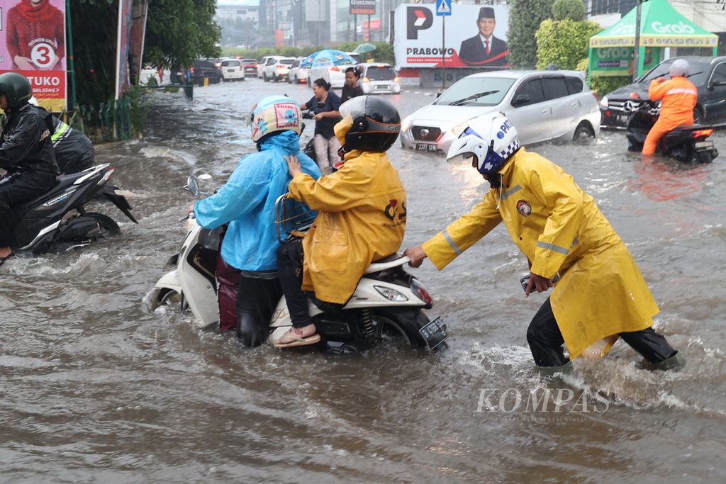 Hujan deras yang mengguyur menyebabkan genangan air setinggi setengah meter di kawasan Gandaria, Jakarta Selatan, Sabtu (6/1/2024). 