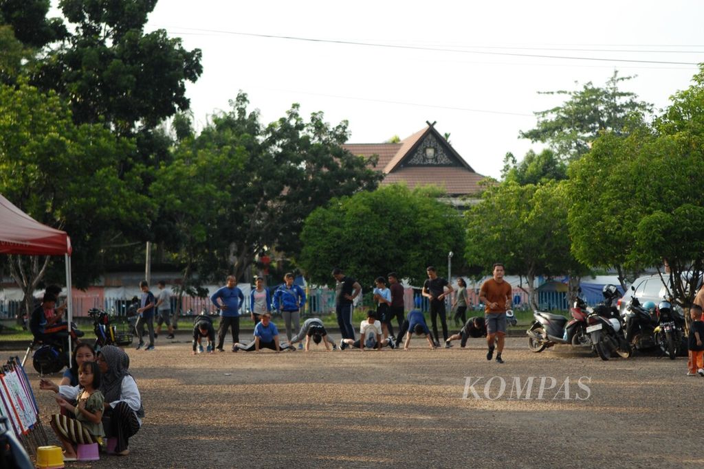 Sejumlah anak muda berlatih bersama di halaman Gelanggang Olahraga (GOR) Kotabaru, Jambi, Kamis (8/2/2024).