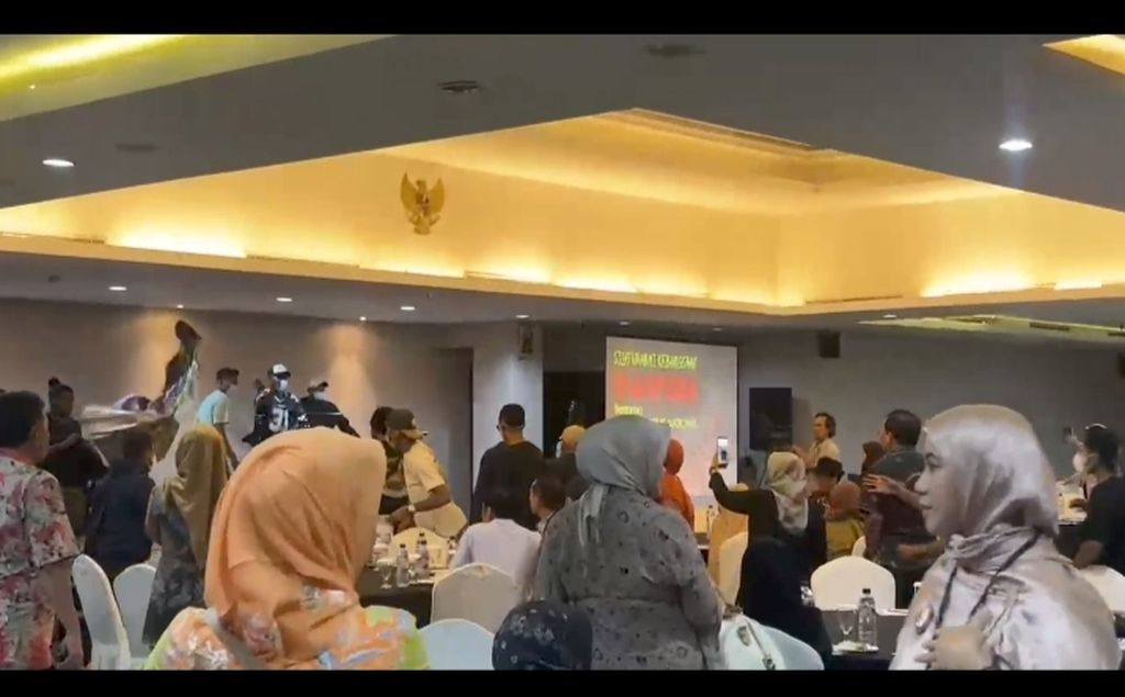 Suasana saat terjadi pembubaran diskusi bertajuk &quot;Silaturahmi Kebangsaan Diaspora bersama Tokoh dan Aktivis Nasional” di salah satu hotel di Jakarta Selatan, Sabtu (28/9/2024).