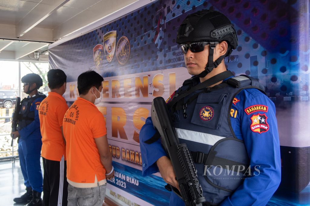 Personel Polair menjaga dua nakhoda kapal Vietnam saat konferensi pers terkait penangkapan ikan secara ilegal oleh kapal asing di Batam, Kepulauan Riau, Rabu (25/10/2023).