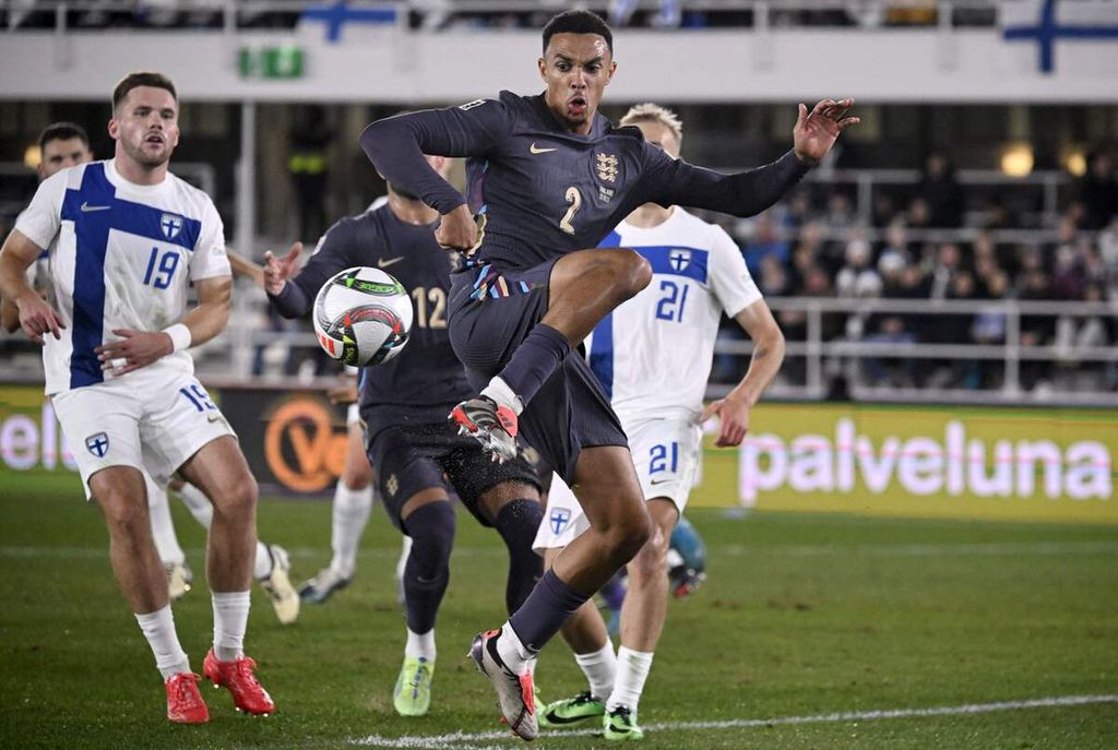 Bek Inggris, Trent Alexander-Arnold, mengontrol bola saat laga Liga Nasional Eropa lawan Finlandia di Helsinki, Senin (14/10/2024) dini hari WIB. Inggris menang dengan skor 3-1.