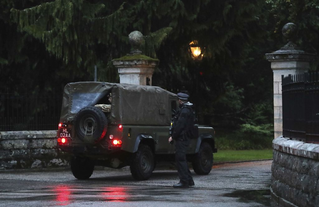 Polisi memeriksa Land Rover Defender yang memasuki kompleks Puri Balmoral, Skotlandia pada Kamis (8/9/2022). Mobil itu favorit mendiang Ratu Elizabeth II. Ratu disebut punya 30 unit mobil tersebut. 