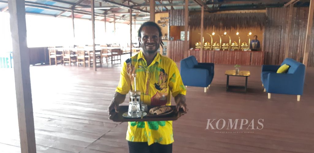 Salah satu karyawan di Restoran Isasai yang hanya menyajikan kuliner lokal Papua di Kota Jayapura,  Jumat (3/3/2023).