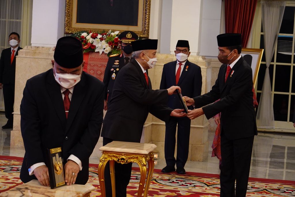 Presiden Joko Widodo menganugerahkan gelar pahlawan nasional kepada lima tokoh dari sejumlah daerah yang telah berjasa bagi bangsa dan negara, 7 November 2022.