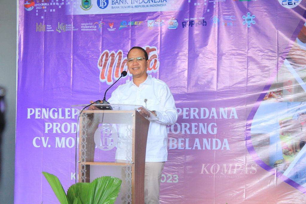 Kepala Perwakilan Bank Indonesia Cirebon Hestu Wibowo memberikan sambutan dalam acara pelepasan ekspor perdana produk bawang goreng CV Monita Food ke Belanda, Rabu (26/7/2023), di Kabupaten Kuningan, Jawa Barat.