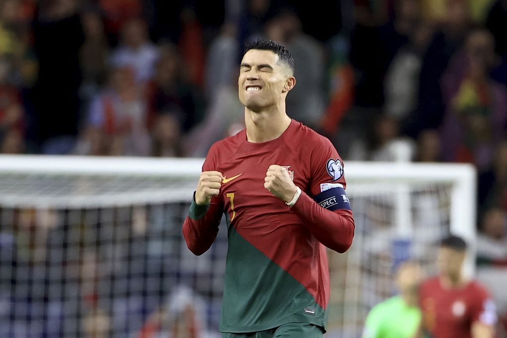 Pemain timnas Portugal, Cristiano Ronaldo, merayakan golnya ke gawang Slowakia pada laga kualifikasi Piala Eropa 2024 Grup J di Stadion Dragao, Porto, Portugal, Sabtu (14/10/2023) dini hari WIB. Ronaldo mencetak dua gol dan Portugal menang 3-2 pada laga itu.