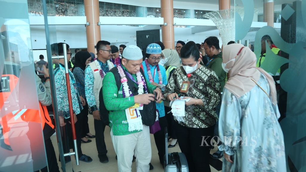 Jemaah umrah bersiap berangkat dari Bandara Internasional Jawa Barat Kertajati di Kabupaten Majalengka ke Madinah, Arab Saudi, Sabtu (15/4/2023). Sekitar 200 jemaah terbang dari Kertajati menggunakan pesawat Lion Air.
