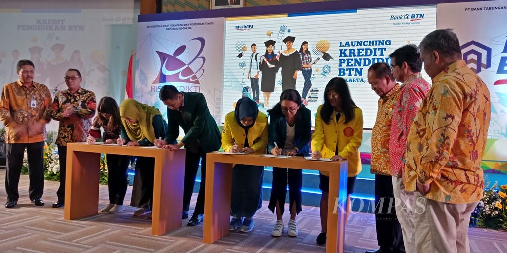 Sejumlah mahasiswa perguruan tinggi negeri menandatangani pinjaman kredit pendidikan dari Bank Tabungan Negara, dengan disaksikan Menristek dan Dikti M Nasir, 2018, di Jakarta.