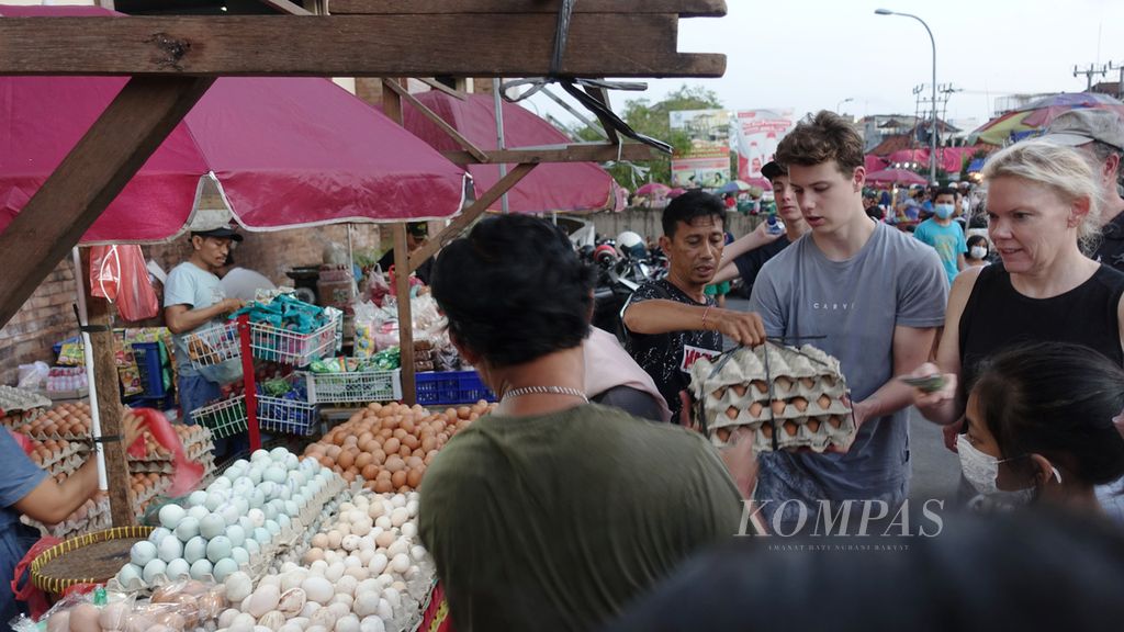 Wisatawan asing berbelanja di Pasar Badung, Denpasar, Bali, Kamis (30/6/2022).