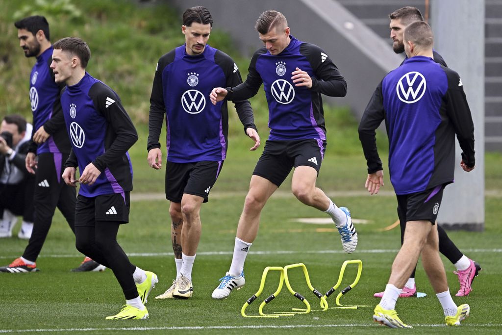 German players, Robin Koch (left center) and Toni Kroos (right center), are practicing with the German national team players at the DFB Campus in Frankfurt, Tuesday (19/3/2024). Germany will face France in a friendly match in Lyon, early Sunday morning, WIB.