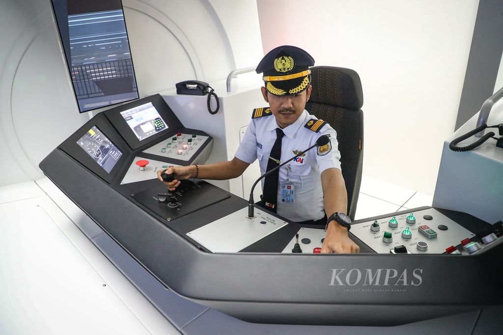 Penyelia Train Attendent Ricky Setiawan memperagakan penggunaan train simulator di Depo LRT Jatimulya, Kabupaten Bekasi, Jumat (11/8/2023). 
