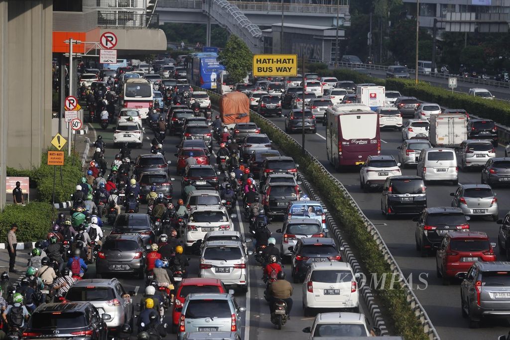 Setelah sempat lengang selama libur Lebaran, kemacetan lalu lintas kembali menjadi pemandangan rutin di Jakarta, salah satunya terlihat di Jalan MT Haryono saat jam masuk kerja, Kamis (4/5/2023). 