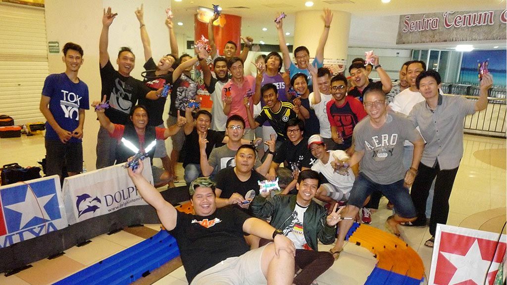 Komunitas Tamiya Dolphin Season City menyemarakkan lomba Tamiya di Season City, Jakarta Barat, Kamis (6/4). Tak sekadar berlomba, keakraban yang terbangun dari berbagai kalangan, usia, ataupun asal-muasal daerah menjadikan seluruh peserta serasa menjadi satu keluarga besar.