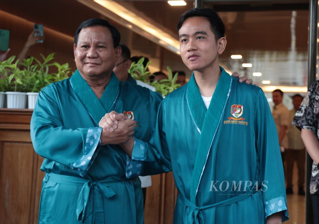 Bakal calon presiden-wakil presiden Prabowo Subianto (kiri) dan Gibran Rakabuming Raka bersiap menjalani pemeriksaan kesehatan di Rumah Sakit Pusat Angkatan Darat Gatot Soebroto, Jakarta, Kamis (26/10/2023). 