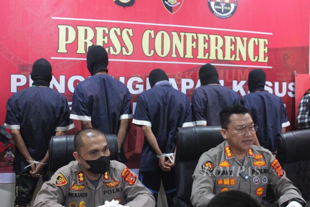 Kepala Bidang Humas Polda Aceh Komisais Besar Winardy memberikan keterangan kepada jurnalis di Aceh, Senin (30/5/2022), terkait kasus penembakan menggunakan senjata api di Kabupaten Aceh Besar. Peristiwa penembakan itu menewaskan dua warga Aceh Besar.
